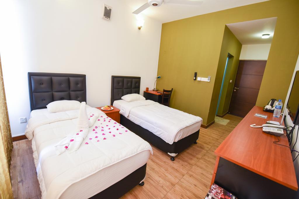 Kdu Hotel Boralesgamuwa Exterior photo